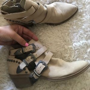 Dolce Vita Cream western style bootie. Size 7